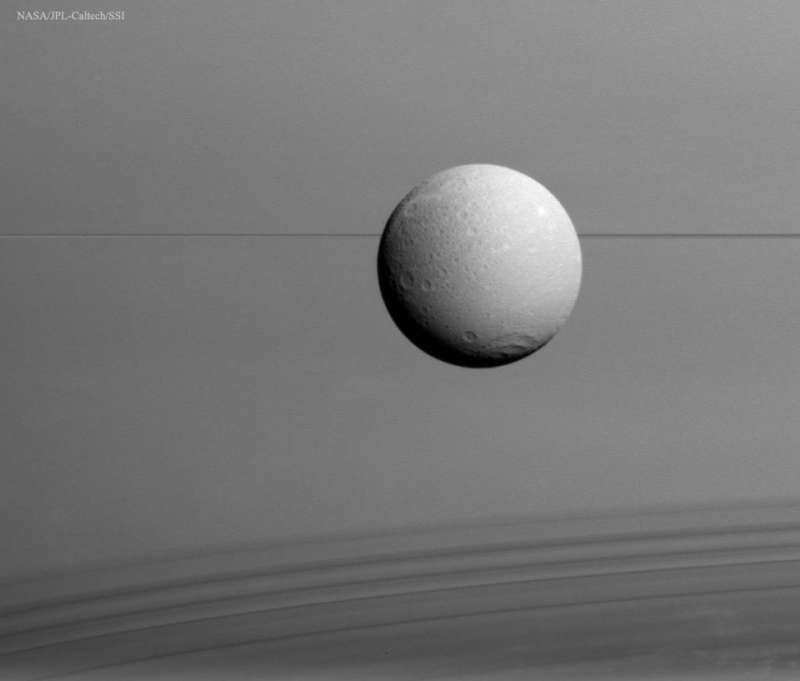 Сатурн, его кольца и спутник Диона 24 Август 2015 21:42